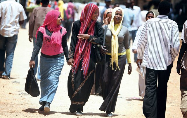 جامعة تطبق لوائح خاصة بالمظهر العام وطالبات يرفضن اللائحة