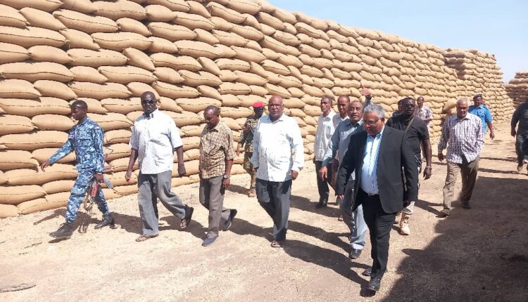 والي القضارف يتفقد سوق المحصول ويشيد بهولاء (..)