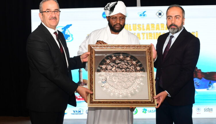 السلطان أحمد دينار يخاطب فعاليات قمة فان الإقتصادية ويؤكد على أهمية الإستثمارات التركية الإفريقية