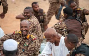 البرهان يتناول الافطارمع مواطني ساردية بشندي