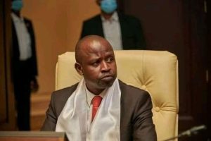 تفاصيل الإتصال الهاتفي بين الهادي إدريس و منسقة الأمم المتحدة للشئون الإنسانية الفاشر : الجمهورية نيوز أجرت السيدة كليمنتين نكويتا سلامى منسقة الأمم المتحدة للشؤون الإنسانية اتصالا هاتفيا برئيس حركة تحرير السودان المجلس الانتقالي الدكتور الهادي إدريس بمقر إقامته بإقليم دارفور . و أكدت السيدة سلامي حرصها و اهتمام وكالات الأمم المتحدة بايصال المساعدات الإنسانية للمحتاجين فى السودان لاسيما فى دارفور، وطالبت جميع الأطراف ذات الصلة و أصحاب المصلحة بالتعاون معها من أجل ضمان وصول الإغاثة. من جانبه، شرح د. الهادي ادريس، موقف الحركة المبدئى و الثابت بضرورة فتح جميع المسارات و المعابر الحدودية من أجل انقاذ متضررى الحرب من المجاعة، و انطلاقا من هذا المبدأ، أطلق رئيس الحركة فى الشهر الماضى و من مدينة الفاشر حملة مناصرة تهدف إلى فتح الممرات الآمنة لإيصال الإغاثة. كما أوضح للمنسقة الاممية تحفظات الحركة بشأن اتفاق فتح المعابر الحدودية عبر تشاد و جنوب السودان مع دارفور الذي تم بين الجيش و الأمم المتحدة مؤخرا، حيث أن المعابر الحدودية يجب بأن لا تخضع للسيطرة الكاملة لاى من طرفى النزاع حتى لا تستخدم الجهة المسيطرة توزيع الغذاء كسلاح لمعاقبة المجتمعات التى تعيش تحت سيطرة الطرف الآخر. أما بخصوص المعابر مع دولة جنوب السودان، ترى الحركة بأنه يجب استخدام المعابر الحدودية المباشرة بين دارفور و دولة الجنوب و ليس استخدام معبر الرنك كوستى البعيدة جدا عن دارفور. اما بخصوص إدارة و توزيع الإغاثة، اقترحت الحركة تشكيل لجنة مدنية عليا لإدارة و توزيع الإغاثة تحت الإشراف المباشر من وكالات الأمم المتحدة، تتكون من ممثلين للمجتمعات المحلية فى كل ولاية من ولايات دارفور الخمسة (الإدارة الأهلية، المرأة، الشباب، الغرف التجارية و رجال الأعمال، المنظمات الخيرية المحلية ورجالات الدين) ، على أن تكون المهمة الاساسية للجنة العليا هي تحديد أصحاب الحوجه الحقيقين و اماكن تواجدهم و ضمان الوصول الإغاثة اليهم، أما الاطراف المسلحة (الجيش، الدعم السريع و حركات الكفاح المسلحة) فينحصر دورهم فقط فى توفير الحماية و التأمين كلا حسب مكان سيطرته. و اختتم د. الهادي ادريس المحادثة مع المسئولة الاممية، بتثمين دور الأمم المتحدة و المنظمات الإنسانية الأخرى فى إيصال المساعدات الإنسانية للسودانيين.