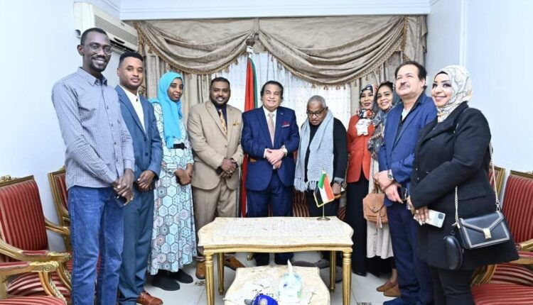 سفير السودان بالقاهرة يستقبل مجموعةمن قدامى الإعلاميين والمذيعين