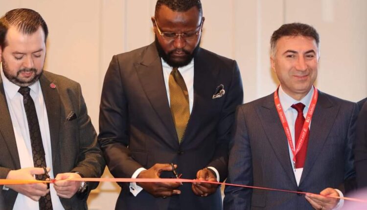 والي إسطنبول والسلطان دينار يفتتحون القمة الدولية للتكنلوجيا والبرمجيات