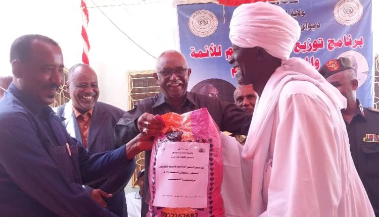 عمر الخليفة يدشن برنامج ديوان الاوقاف الاسلاميه لتوزيع كيس الصائم للأئمة والمؤذنين والايتام بالنيل الابيض 