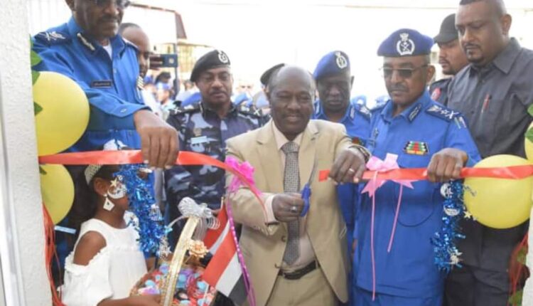 وزير الداخلية ومدير الشرطة:يفتتحان صالة المعاملات الهجرية .