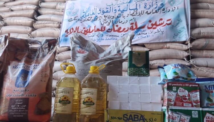 وزير مالية القضارف تدشن توزيع سلال رمضان للعاملين 