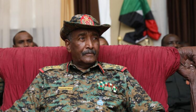 البرهان يتلقى تنوير من قادة المتحركات بمنطقة وادي سيدنا العسكرية بإمدرمان 