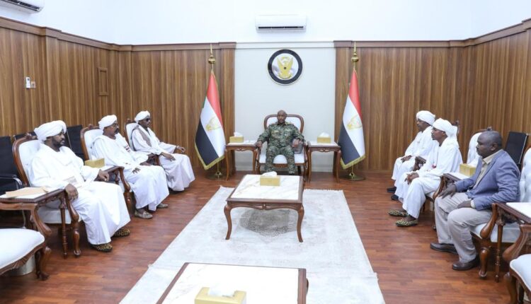 رئيس مجلس السيادة القائد العام للقوات المسلحة يلتقي وفد نظارة قبائل دار حمر 