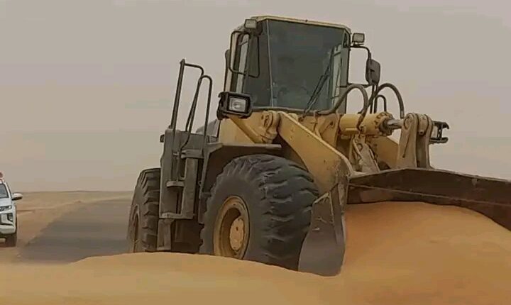 إزالة العوائق الترابية بشارع مروي عطبرة