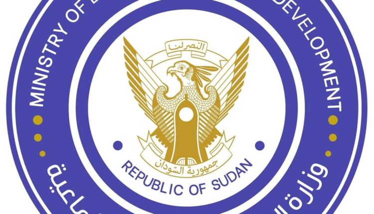 وزير العمل يعد بمعالجة مشاكل العاملين فى الدولة