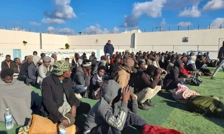 ليبيا ترحّل 62 مهاجرا سودانيا إلى بلادهم
