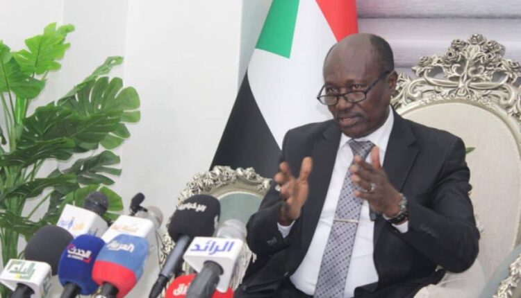 وزير الداخلية ينفي منح الجواز على أسس قبلية