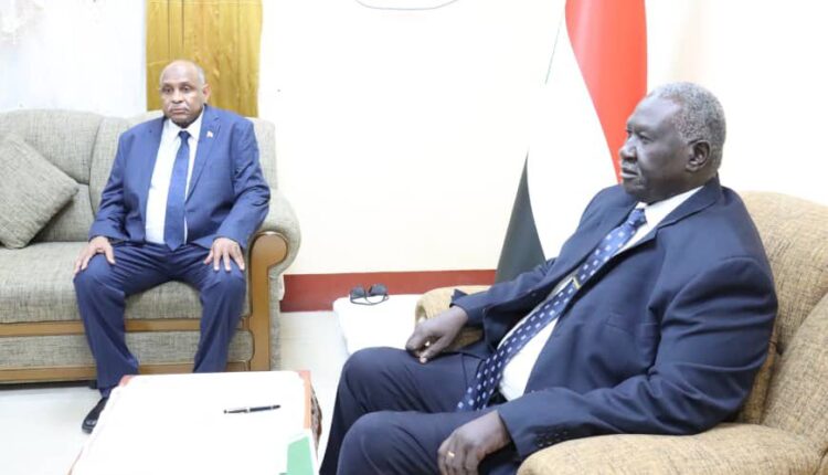 نائب رئيس مجلس السيادة يلتقي رئيس الوزراء المكلف