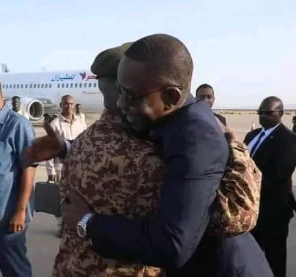 عناق الفريق كباشي والعطاء يشعل الفيس بوك في السودان