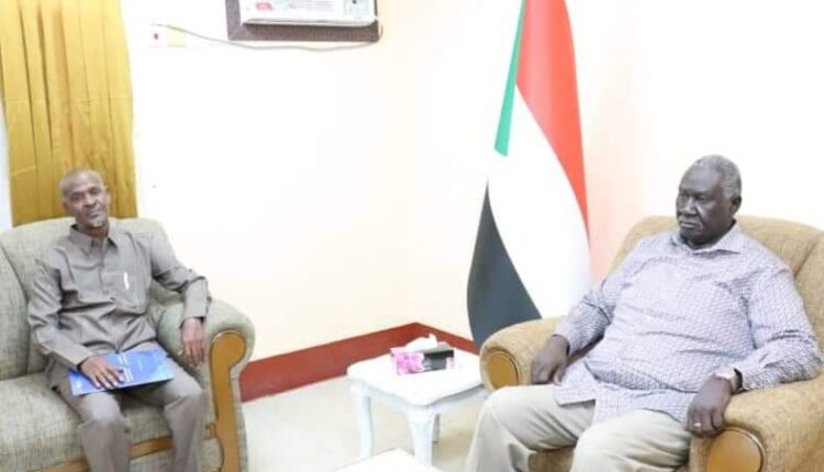 عقار يطلع على أداء وزارة الشؤون الدينية والأوقاف