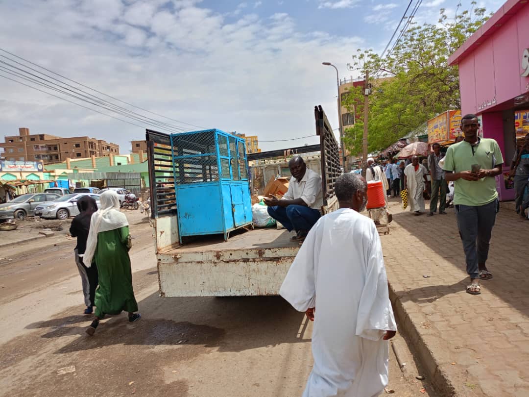 تنظيم الأسواق بمحلية كسلا تطلق حملة تطهير الأرصفة 