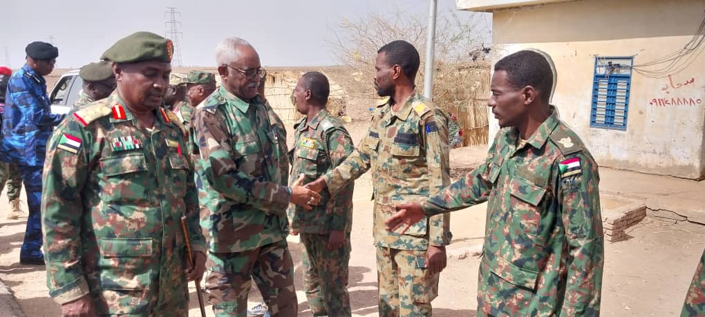 والي النيل الابيض يتفقد القوات المسلحة بالإعوج ويوجه بضرب الخلايا النائمة ويشيد بالإنتصارات
