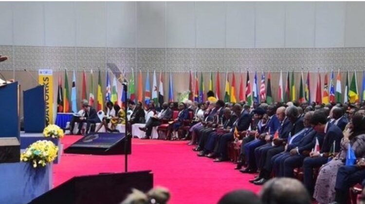 موسيفيني: البنك الدولي يسارع إلى تمويل الندوات بدلا من الزراعة والسكك الحديدية