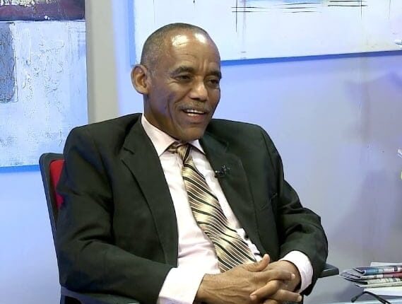 خارج الصورة  عبدالعظيم صالح  الطريق الي كلاناييب