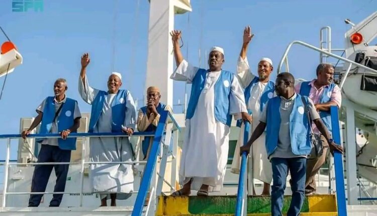 حجاج البحر الاحمر يصلون الأراضي المقدسه جوا وبحرا اكثر من ٨٥٠ حاج وحاجه