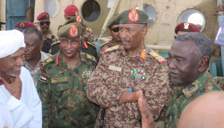 البرهان يتفقد جرحى قرية ود نورة بالمناقل