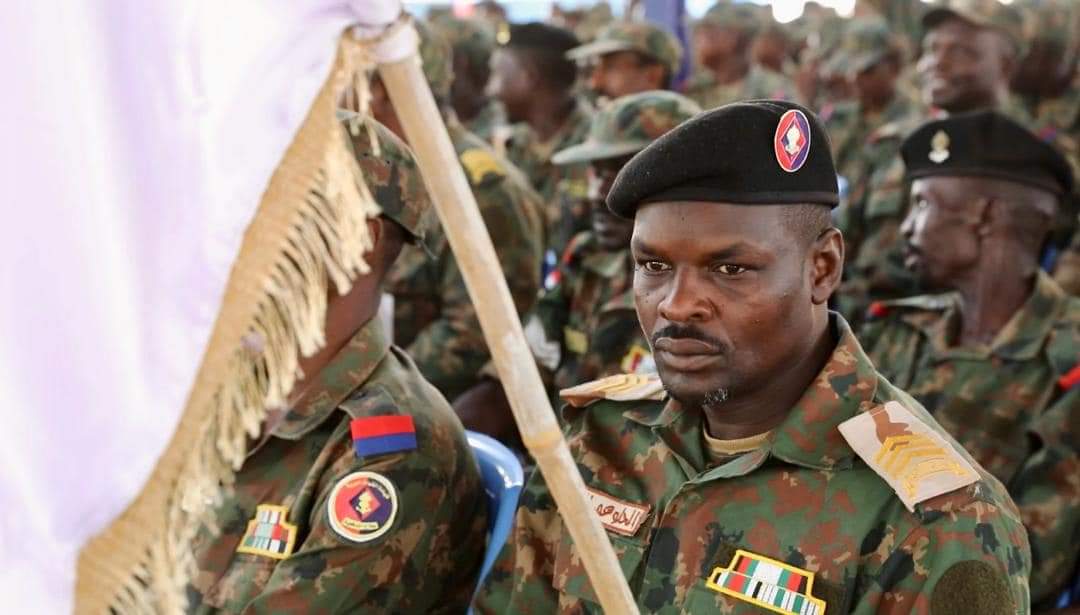 عضو السيادي إبراهيم جابر يباهي بسلاح المدفعية عطبرة