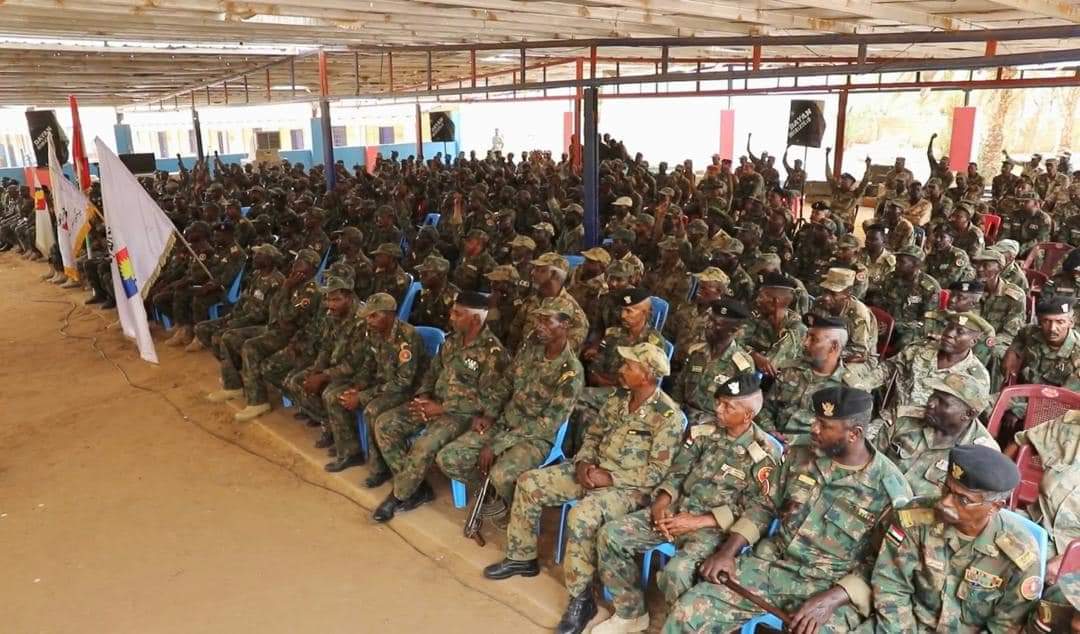 عضو السيادي إبراهيم جابر يباهي بسلاح المدفعية عطبرة