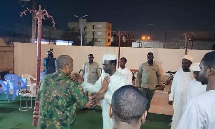 رئيس مجلس السيادة ومساعده يعزّيان في استشهاد شقيق حاكم اقليم دارفور 