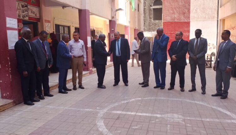 سفير السودان بالقاهرة يقرع جرس الامتحانات