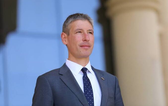 مزمل ابو القاسم يكذب السفير البريطاني فى السودان