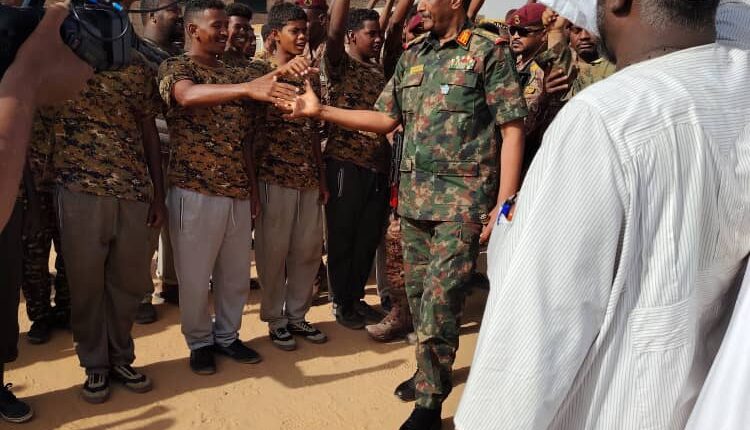 البرهان يصل الدبة وأزهري المبارك على رأس مستقبليه