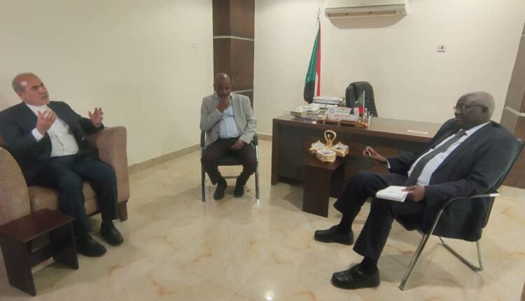 وزير التنمية الإجتماعية يقدم شرحاً لسفير الإيراني حول الوضع الإنساني 