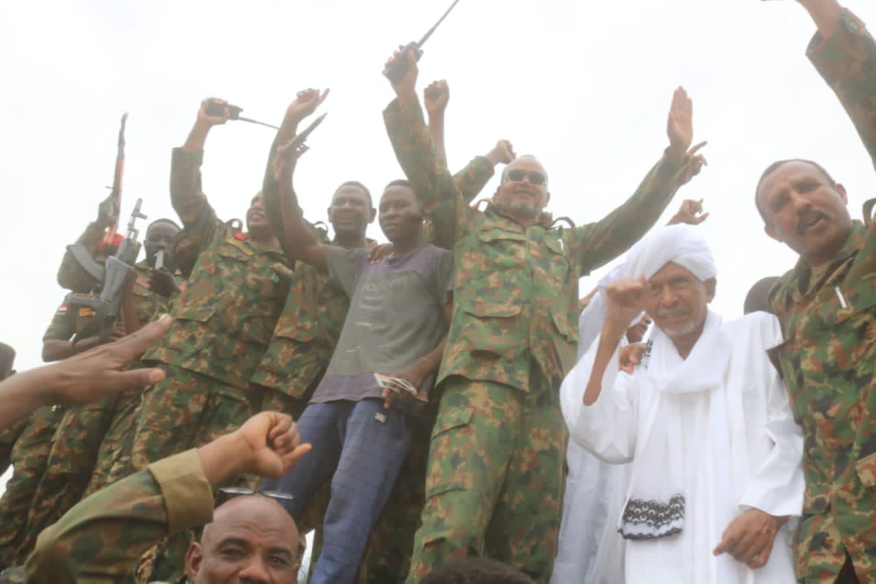 والي الجزيرة يتفقد الخطوط الأمامية بالمحور الغربي بالمناقل ويشيد بالانتصارات على المليشيا المتمردة 