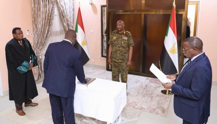 عضو مجلس السيادة صلاح الدين آدم تور يؤدي القسم أمام رئيس المجلس السيادي