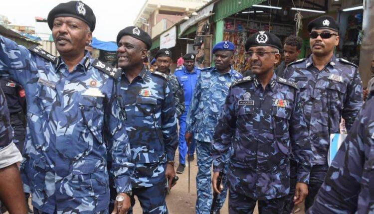 مدير عام قوات الشرطة يتفقد سوق القضارف